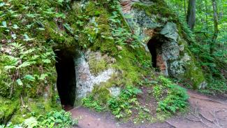 Smilšakmens alas un pagrabi Līgatnē